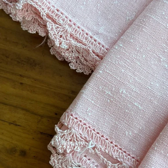 SOLD - Vintage Pink Linen Napkins with Crocheted Edges - Set of 4 - Picture 4 of 11